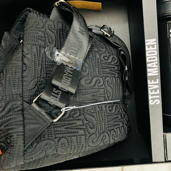 Steve Madden Backpack Bottle Earbud Case 3 Pc Gift Set - Picture 5 of 8